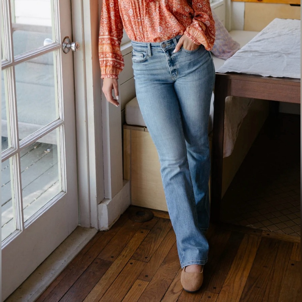 Judy Blue Mid-Rise Boot Cut Jeans (size 3/26)